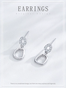 Gros plan de boucles d'oreilles géométriques en argent S925 avec micro-pavé de zircon