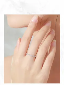 Gros plan d'une bague en argent sterling S925 sertie de zircons cubiques sur un doigt