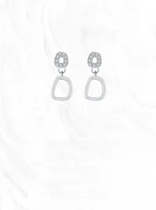 Détail de boucles d'oreilles géométriques en argent avec zircons et cercle évidé