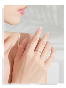 Détail d'une bague en argent S925 sertie de petits zircons brillants portée par un mannequin