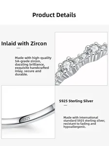 Détail macro du poinçon S925 et du sertissage de zircon sur la bague en argent