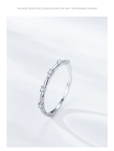 Détail macro de la bague ondulée en argent 925 avec quatre diamants sertis griffes