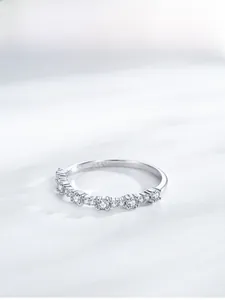 Détail d'une bague à bulles en argent S925 avec pierres d'oxyde de zirconium