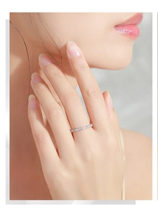 Détail de la bague fine en argent 925 avec une rangée de zircons brillants de style ins