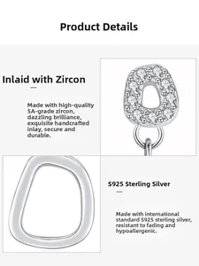 Détail macro de boucle d'oreille en argent S925 avec zircon 5A serti à la main