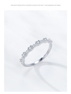 Macro d'une bague en argent S925 avec pavé de zircons en forme de vaguelettes