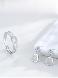 Détails de boucles d'oreilles et bague ouverte en argent S925 sertis de cristaux