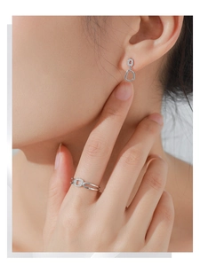 Gros plan sur l'ensemble boucles d'oreilles et bague évidées en argent S925 sur mannequin