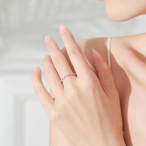 Bague élégante en argent S925 avec petits diamants portée par un mannequin sous la lumière