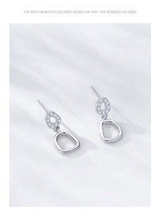 Vue détaillée des boucles d'oreilles géométriques en argent S925 avec serti pavé