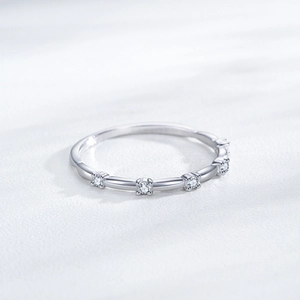 Bague minimaliste en argent S925 sertie de cinq zircons ronds étincelants pour femmes