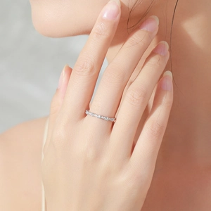 Bague fine en argent S925 avec pavé de zircons portée délicatement au doigt
