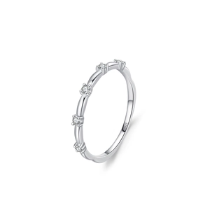 Bague minimaliste en argent S925 avec cinq zircons brillants présentée de profil à 45°