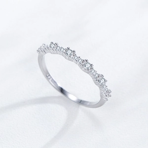 Bague bulles élégante en argent sterling S925 avec zircons brillants sur fond blanc