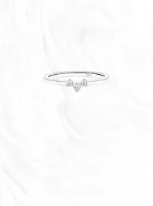 Vue détaillée d'une bague en argent S925 ornée de trois zircons cubiques en forme de V