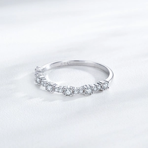 Bague élégante en argent 925 avec zircons ondulés présentée sous un angle de 45°