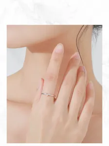 Détail d'une bague fine en argent S925 en forme de V avec trois zircons cubiques ronds