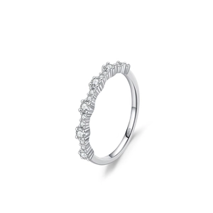 Bague ondulée en argent sterling S925 avec zircone cubique sur fond blanc épuré