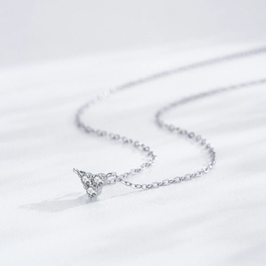 Elegante Halskette aus S925 Sterlingsilber mit drei runden Zirkonia im Dreiecks-Anhänger