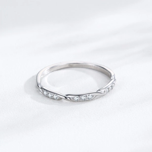 Elegant S925 sterling silver twisted ring with sparkling zircons in a minimalist style