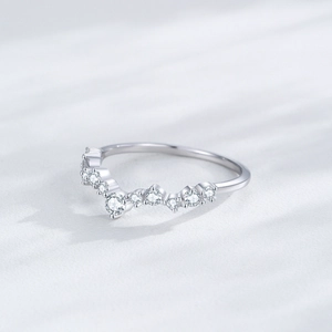 Elegant S925 sterling silver wave V-shaped ring with brilliant cubic zirconia stones