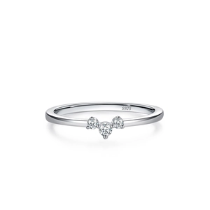 Bague minimaliste en argent S925 avec trois zircons ronds étincelants sur fond blanc