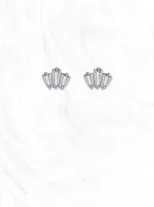 Vue détaillée des boucles d'oreilles couronne en argent S925 avec zircons cubiques