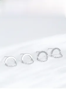 Détail des boucles d'oreilles en argent S925 avec chaîne, finitions polies et zircons