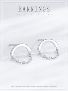 Détail de boucles d'oreilles chaîne en argent S925 avec un design semi-circulaire épuré