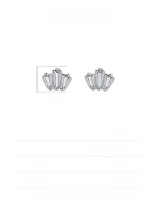 Gros plan de boucles d'oreilles couronne en argent 925 avec trois zircons rectangulaires