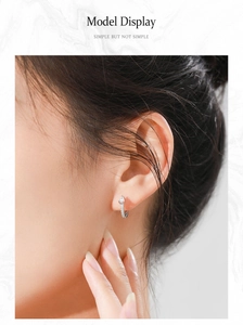 Gros plan de créoles en argent sterling S925 avec zircons portées par un mannequin