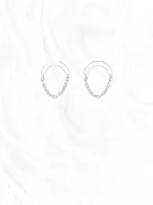 Détail des boucles d'oreilles créoles élégantes en argent S925 avec chaîne style minimaliste