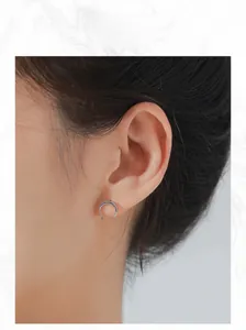 Détail de boucles d'oreilles élégantes en argent S925 avec chaîne sur un modèle
