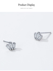 Détail de boucles d'oreilles couronne en argent 925 avec zircons de taille baguette