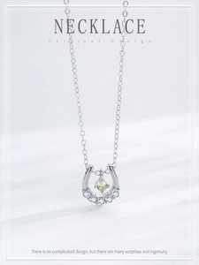 Détail du collier fer à cheval en argent S925 avec zircon jaune et pierres étincelantes