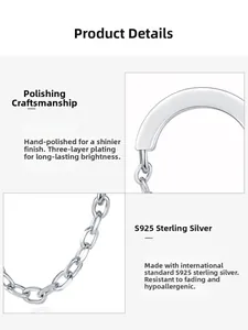 Détail macro de boucles d'oreilles en argent S925 montrant la finition polie et texture