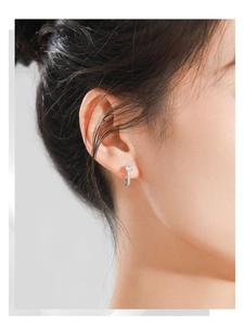 Gros plan sur la boucle d'oreille anneau en argent S925 et zircon goutte portée