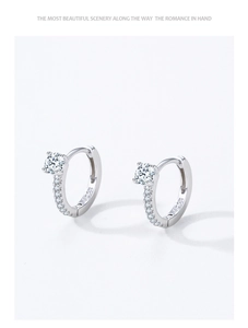 Détail des boucles d'oreilles créoles en argent S925 avec zircons en forme de goutte