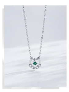 Détail du collier fer à cheval en argent S925 avec un zircon vert central étincelant
