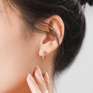 Créoles en argent S925 serties de pavés et zircon goutte d'eau portées par mannequin