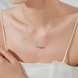 Elegante S925 Sterlingsilber Kette mit buntem Regenbogen Zirkonia Anhänger am Hals getragen