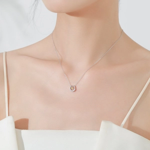 Collier fer à cheval en argent avec pierre verte centrale et zircons brillants
