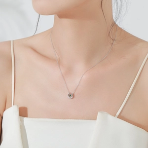Elegant S925 silver horseshoe U-shaped necklace with green gemstone and small diamonds