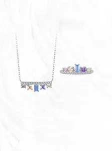 Détail macro d'une parure en argent S925 avec des zircons géométriques colorés