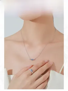 Gros plan sur l'ensemble bijoux en argent S925 avec zircons arc-en-ciel sur mannequin