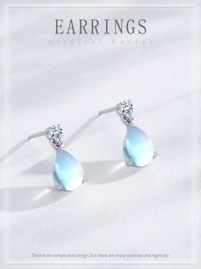 Gros plan de boucles d'oreilles goutte d'eau en argent S925 avec pierre de lune bleue