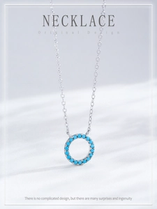 Détail du collier en argent S925 avec pendentif rond évidé et perles turquoise