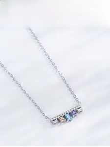 Détail du collier en argent S925 avec pierres précieuses rectangulaires multicolores