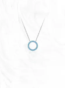 Détail du collier en argent S925 avec pendentif cercle en turquoise et chaîne délicate