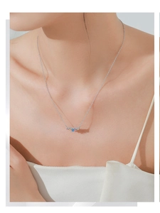 Collier pendentif arc-en-ciel sur mannequin avec chaîne en argent et pierres de zircon colorées